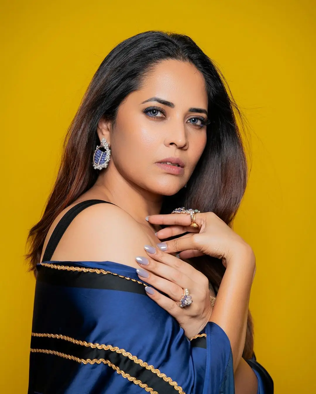 ANASUYA BHARADWAJ IN BLUE SAREE SLEEVELESS YELLOW BLOUSE 2